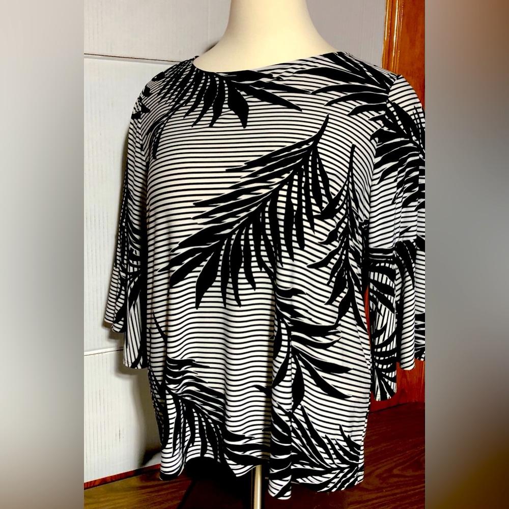 Jones Studio 3X black & white tropical vibe top with bell sleeves. 28” length